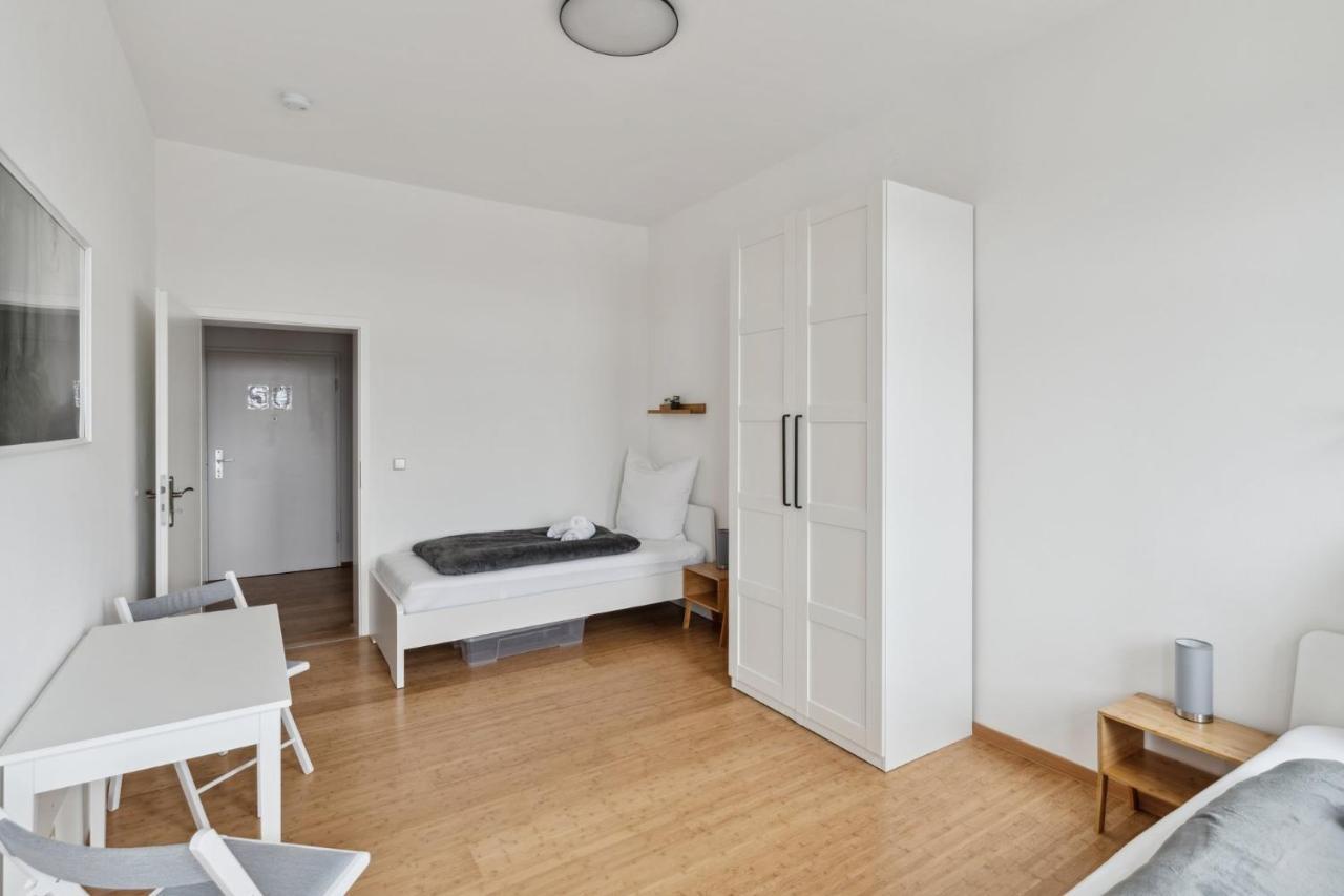 Apartment Fuer 13 Gaeste, 5 Schlafzimmer, 2 Baeder, 2 Loggia'S, Leipzig Zentrum Ost Exteriör bild
