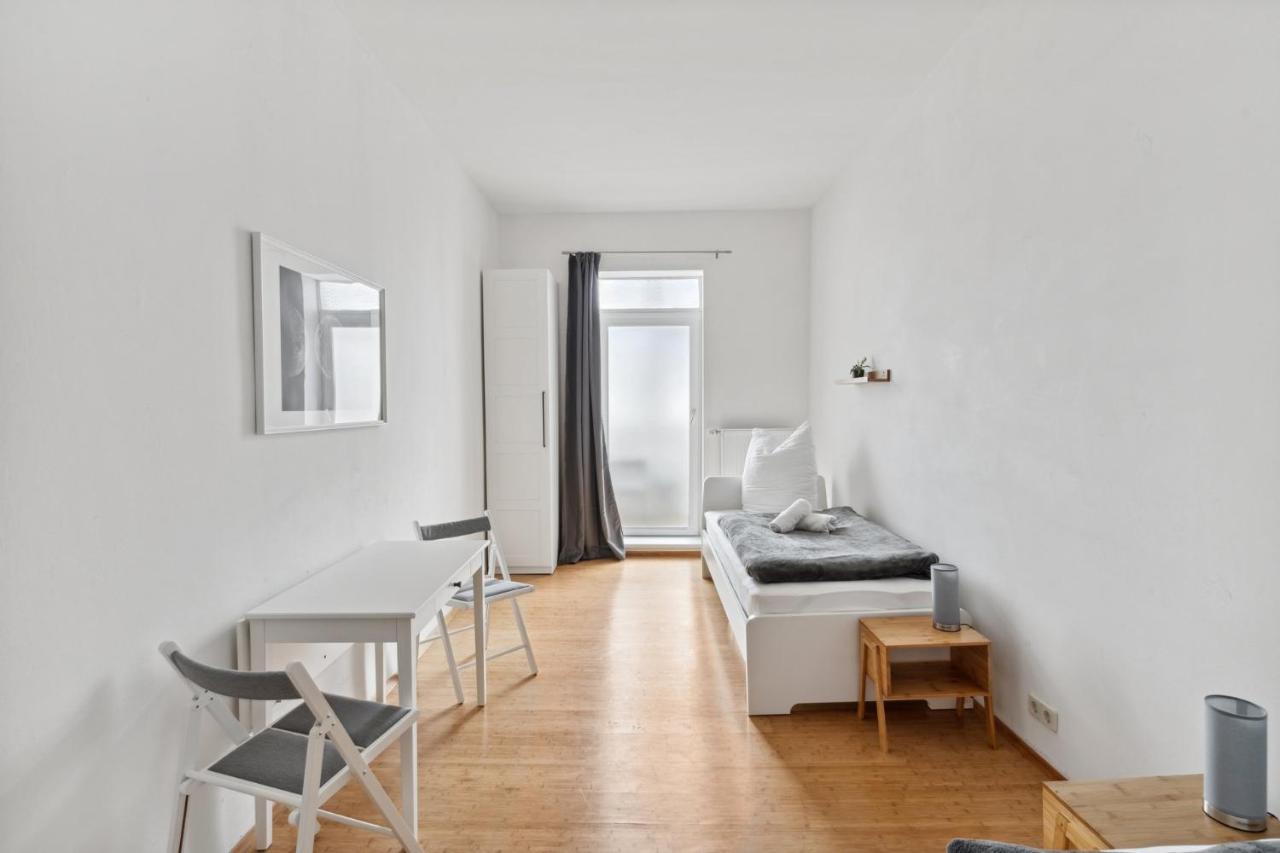 Apartment Fuer 13 Gaeste, 5 Schlafzimmer, 2 Baeder, 2 Loggia'S, Leipzig Zentrum Ost Exteriör bild